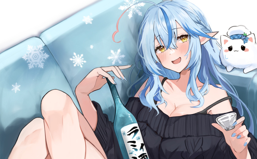 1girl :d absurdres alcohol alternate_costume blue_hair blue_nails blush breasts cleavage commentary_request couch crossed_legs highres hololive long_hair long_sleeves mashiro_io multicolored_hair nail_polish on_couch pointy_ears sake smile snowflake_print solo streaked_hair virtual_youtuber yellow_eyes yukihana_lamy yukimin_(yukihana_lamy)