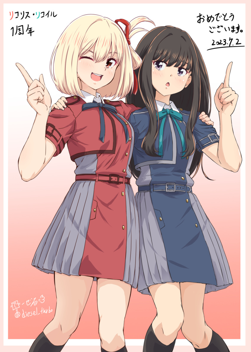 2girls arm_around_shoulder belt black_hair black_socks blonde_hair blue_belt blue_dress bob_cut commentary_request diesel-turbo dress hair_ribbon hand_on_another's_shoulder highres index_finger_raised inoue_takina long_hair looking_at_another lycoris_recoil lycoris_uniform multiple_girls nishikigi_chisato one_eye_closed pleated_dress purple_eyes red_belt red_dress red_eyes red_ribbon ribbon short_hair short_sleeves smile socks translation_request two-tone_dress