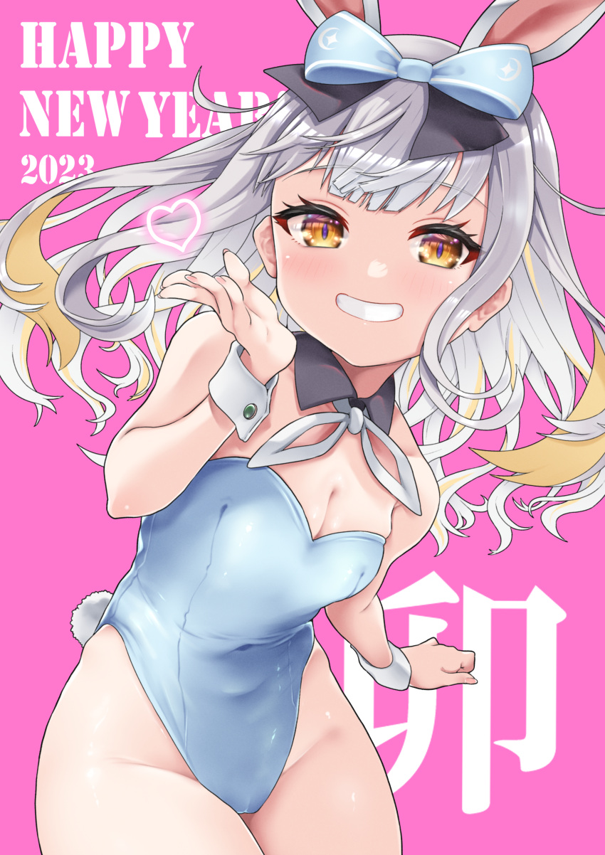 1girl 2023 absurdres animal_ears bare_legs blonde_hair blue_leotard bow breasts brown_eyes cleavage commentary_request covered_navel detached_collar grey_hair grin hair_bow happy_new_year heart highres leotard long_hair looking_at_viewer mochizuki_himari multicolored_hair pink_background playboy_bunny rabbit_ears rabbit_girl rabbit_tail simple_background small_breasts smile solo strapless strapless_leotard streaked_hair tail uni_create virtual_youtuber wrist_cuffs yunagi921