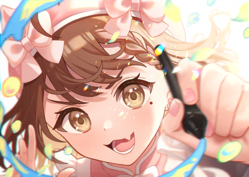 1girl :d animal_ears animal_hat arm_up beret blurry blurry_foreground blush bow braid brown_eyes brown_hair commentary_request depth_of_field diffraction_spikes eyebrows_hidden_by_hair fake_animal_ears fang grey_background hat hat_bow holding holding_stylus indie_virtual_youtuber kurono_kito kuu_(vtuber) looking_at_viewer mole mole_under_eye nail_polish pink_bow pink_headwear pink_nails pink_shirt revision shirt simple_background skin_fang smile solo stylus thick_eyebrows upper_body virtual_youtuber water_drop white_background white_bow