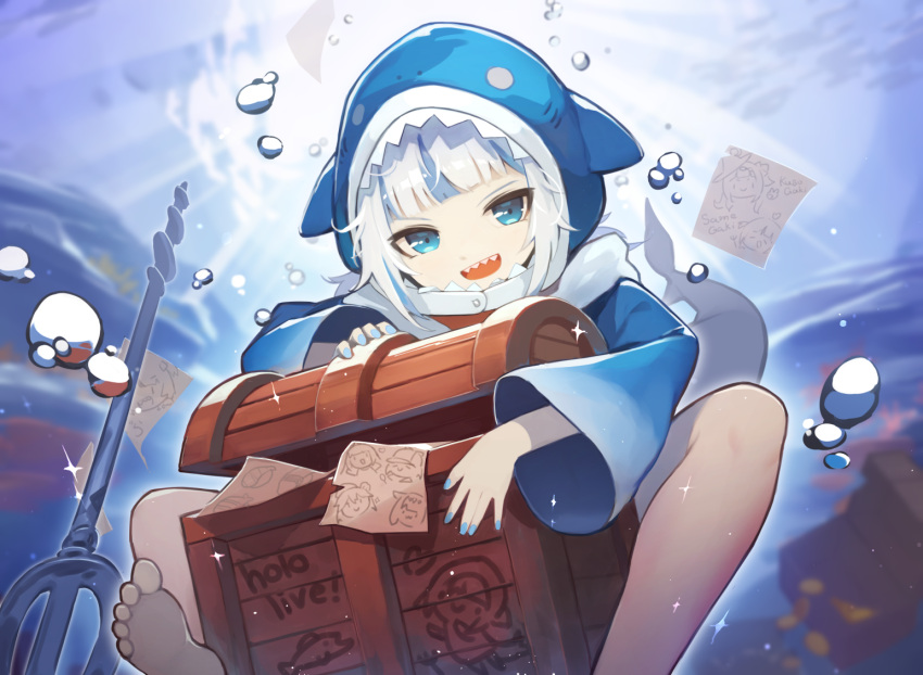 1girl :d animal_hood barefoot blue_eyes blue_hair blue_hoodie blue_nails fins fish_tail gawr_gura hololive hololive_english hood hoodie in_water looking_at_viewer medium_hair multicolored_hair nail_polish ocean open_mouth polearm shark_girl shark_hood shark_tail sharp_teeth smile soles solo streaked_hair suginakara_(user_ehfp8355) tail teeth toes treasure_chest trident virtual_youtuber weapon white_hair