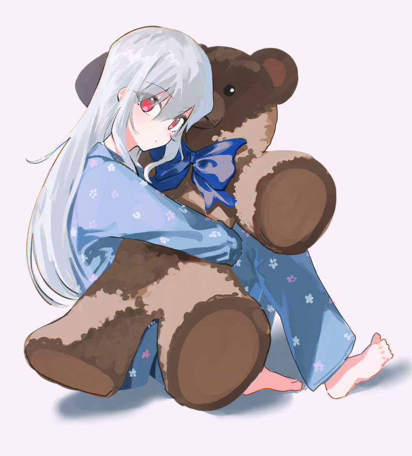 1girl absurdres barefoot blue_bow blush bow closed_mouth grey_background grey_hair hair_between_eyes highres holding holding_stuffed_toy kurobeko_(kur0bek0) long_hair long_sleeves looking_at_viewer object_hug original pajamas red_eyes simple_background sitting solo stuffed_animal stuffed_toy teddy_bear