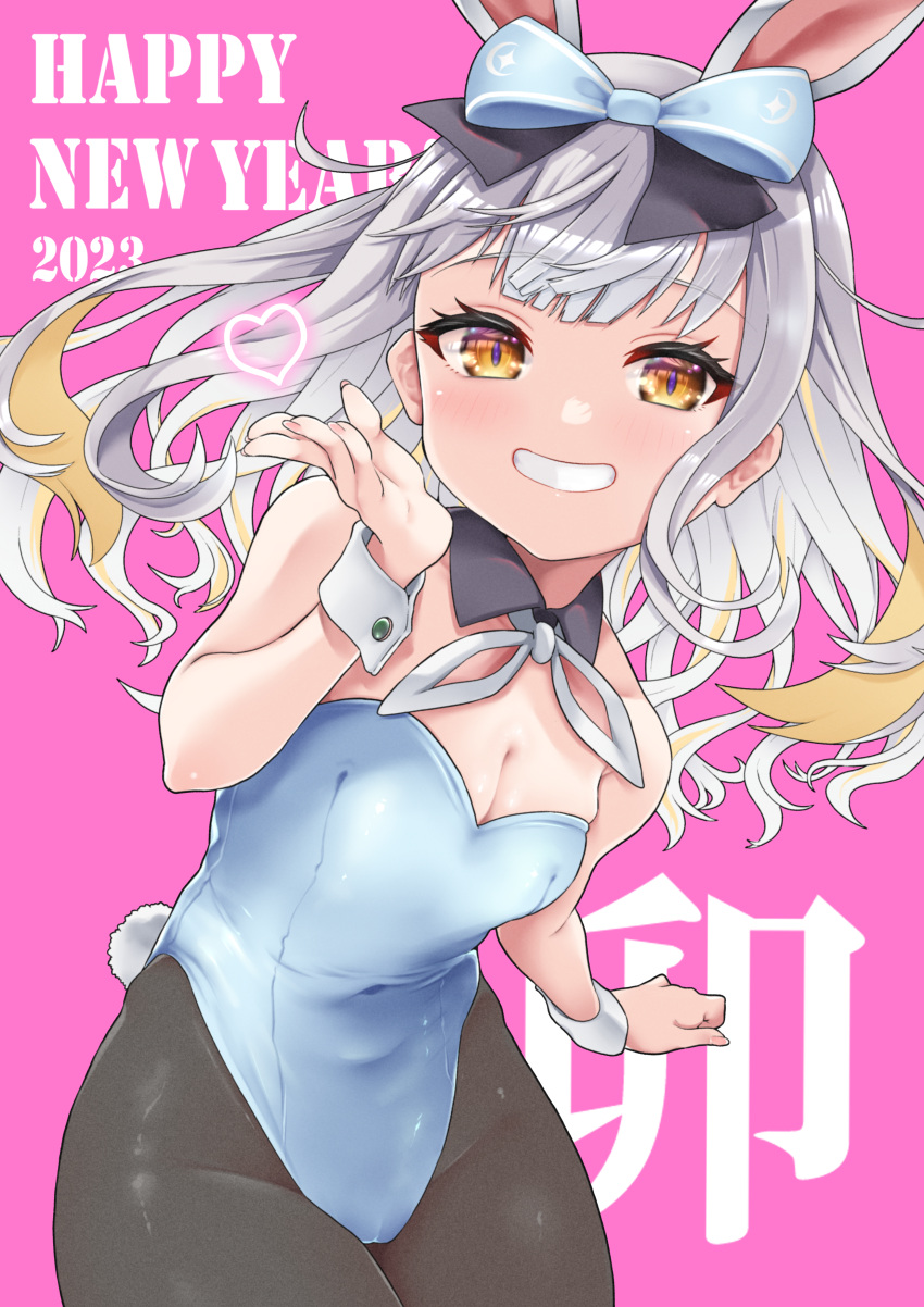 1girl 2023 absurdres animal_ears black_pantyhose blonde_hair blue_leotard bow breasts brown_eyes cleavage commentary_request covered_navel detached_collar grey_hair grin hair_bow happy_new_year heart highres leotard long_hair looking_at_viewer mochizuki_himari multicolored_hair pantyhose pink_background playboy_bunny rabbit_ears rabbit_girl rabbit_tail simple_background small_breasts smile solo strapless strapless_leotard streaked_hair tail uni_create virtual_youtuber wrist_cuffs yunagi921