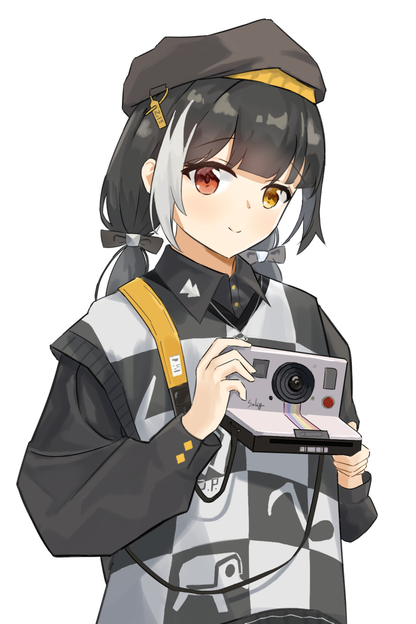 1girl alternate_costume artist_name beret black_bow black_hair black_headwear bow camera checkered_clothes chinese_commentary clothing_request commentary_request dinergate_(girls'_frontline) girls'_frontline grey_hair hair_bow hat heterochromia highres holding holding_camera looking_at_viewer low_twintails multicolored_hair polaroid red_eyes ro635_(girls'_frontline) s41ty smile solo twintails yellow_eyes
