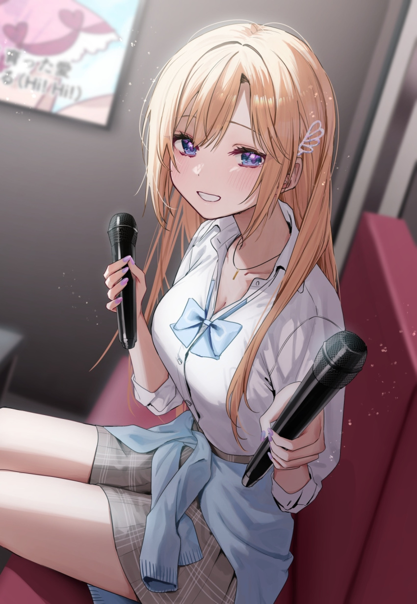 1girl blonde_hair blue_bow blue_bowtie blue_eyes blurry blurry_background blush bow bowtie breasts cardigan cardigan_around_waist chigusa_minori cleavage clothes_around_waist collared_shirt commentary_request dress_shirt grey_skirt gyaru highres holding holding_microphone indoors jewelry karaoke karaoke_box large_breasts long_hair looking_at_viewer microphone momoi_maho necklace official_art otaku_chishiki_zero_no_ore_ga_naze_ka_otokogiraina_gyaru_to_otakatsu_wo_tanoshimu_koto_ni_nattandaga plaid plaid_skirt pleated_skirt school_uniform shirt sidelocks skirt smile solo white_shirt wing_hair_ornament