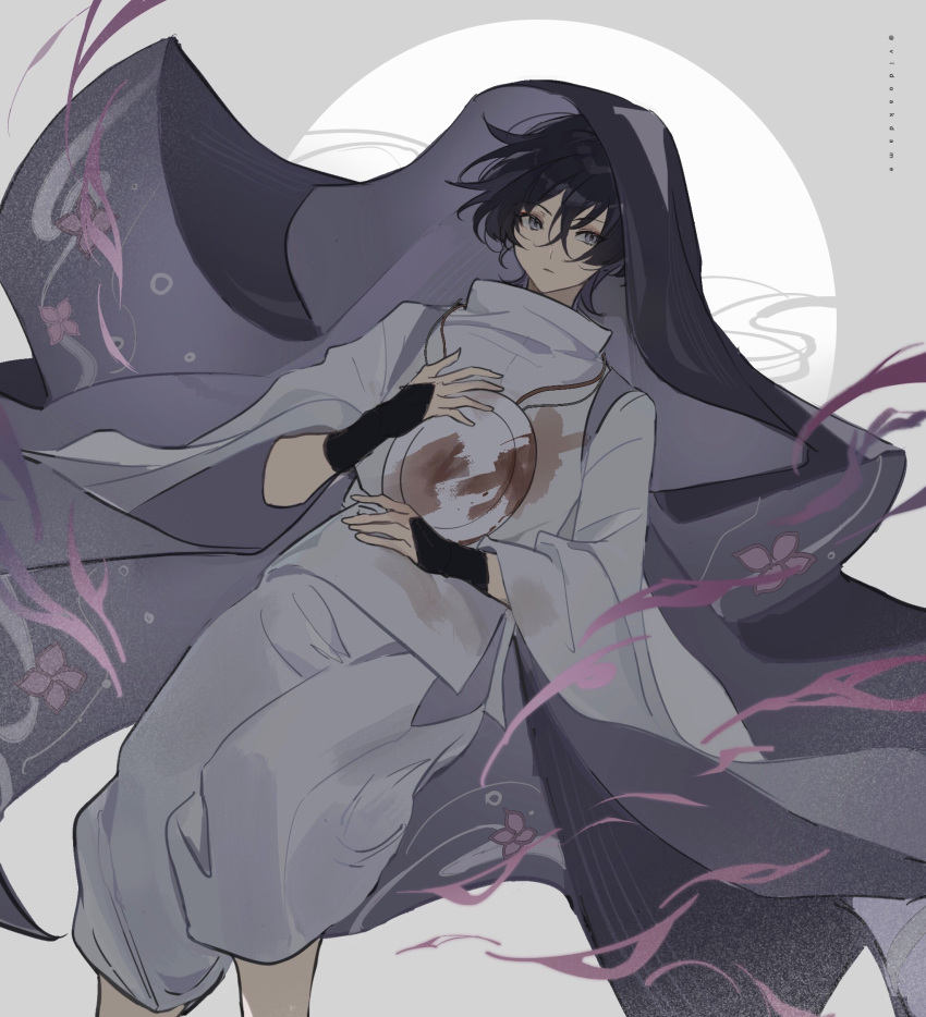 1boy black_hair blood blood_on_clothes closed_mouth floral_print genshin_impact hair_between_eyes highres japanese_clothes lofter_username looking_at_viewer male_focus multicolored_hair purple_eyes purple_hair scaramouche_(genshin_impact) scaramouche_(kabukimono)_(genshin_impact) simple_background solo two-tone_background veil vidoakdame wide_sleeves