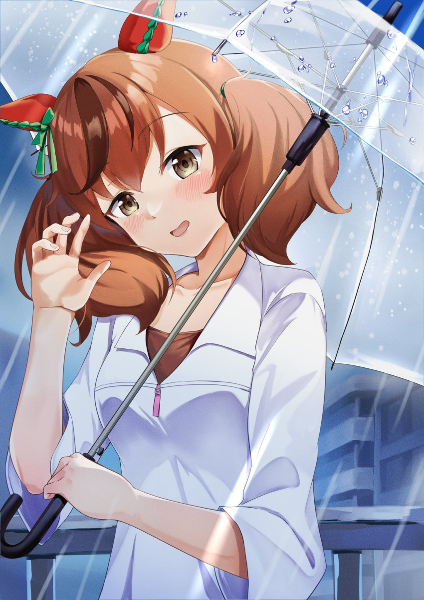 1girl :d animal_ears brown_eyes brown_hair dusu_(htkj) ear_covers highres holding holding_umbrella horse_ears horse_girl looking_at_viewer medium_hair multicolored_hair nice_nature_(umamusume) rain shirt smile solo twintails umamusume umbrella upper_body white_shirt