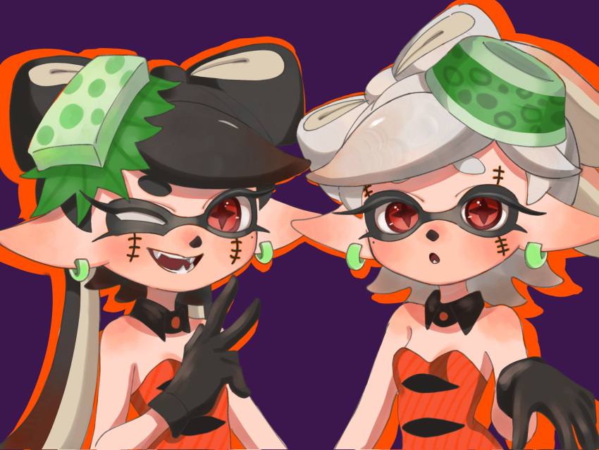 +_+ 2girls :o ;d bare_shoulders black_gloves black_hair blush bow-shaped_hair callie_(splatoon) commentary_request cousins detached_collar dress earrings eyelashes facepaint fangs food food_on_head gloves grey_hair hair_ornament halloween_costume hand_up highres jewelry lemo_(lemo_4) long_hair looking_at_viewer marie_(splatoon) mole mole_under_eye multiple_girls object_on_head one_eye_closed open_mouth orange_dress orange_outline outline pointy_ears purple_background red_eyes round_teeth short_eyebrows short_hair simple_background smile splatoon_(series) splatoon_3 star-shaped_pupils star_(symbol) stitches strapless strapless_dress sushi swept_bangs symbol-shaped_pupils teeth tentacle_hair thick_eyebrows tongue upper_body wing_collar