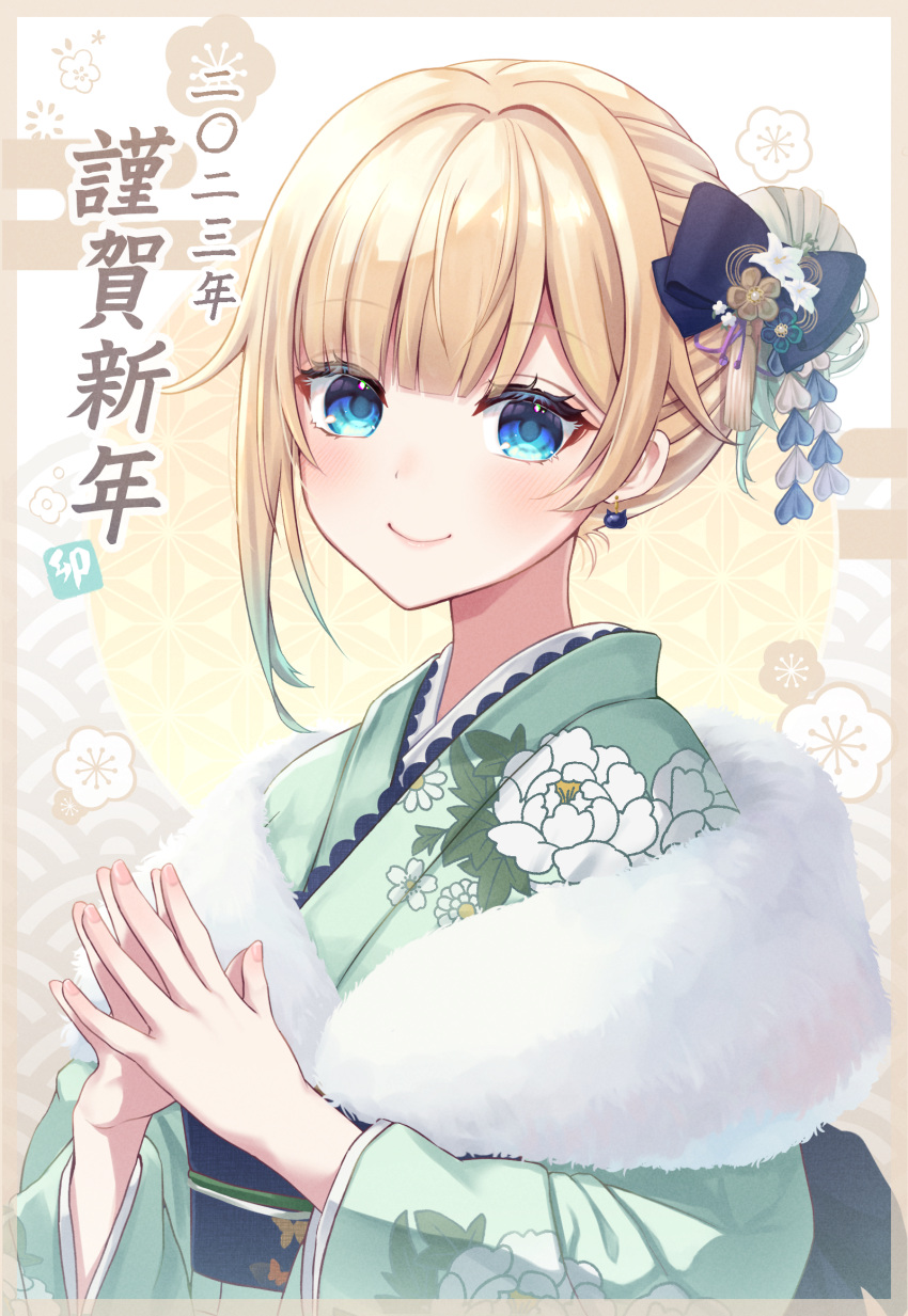 1girl aizawa_ema blonde_hair blue_eyes blush closed_mouth furisode gradient_hair green_hair green_kimono highres japanese_clothes kimono long_sleeves looking_at_viewer multicolored_hair nengajou new_year reityana short_hair smile solo translation_request upper_body virtual_youtuber vspo!