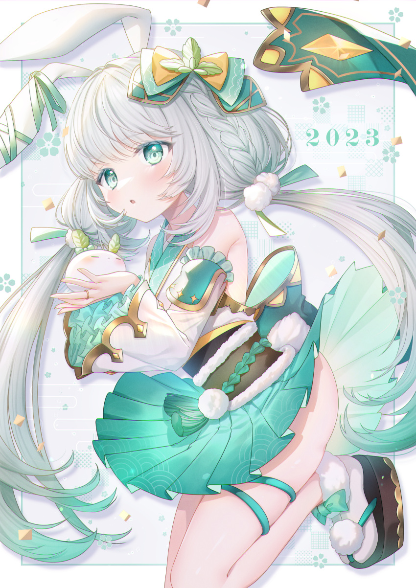 1girl 2023 absurdres animal_ears bangs blush bow braid detached_sleeves ear_ribbon frilled_sleeves frills fur-trimmed_legwear fur-trimmed_obi fur_trim geta green_eyes green_hair hair_bow hair_ornament hair_ribbon highres japanese_clothes kimono long_hair long_sleeves looking_at_viewer low_twintails lushuao multicolored_hair nengajou new_year obi open_mouth original pom_pom_(clothes) pom_pom_hair_ornament rabbit_ears rabbit_girl rabbit_tail ribbon sash short_kimono sleeveless sleeveless_kimono solo tail thigh_strap twintails very_long_hair white_hair