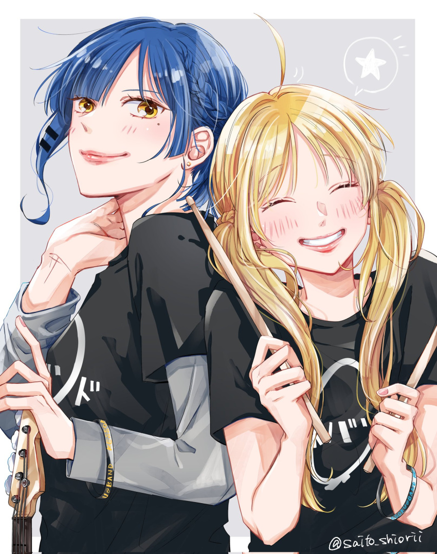 2girls ahoge alternate_hairstyle asymmetrical_bangs black_shirt blonde_hair blue_hair blunt_bangs blush bocchi_the_rock! border bracelet braid casual closed_mouth clothes_writing commentary drumsticks earrings facing_viewer fingernails grey_background grin highres holding holding_drumsticks ijichi_nijika jewelry kessoku_band_logo kessoku_band_t-shirt layered_sleeves leaning leaning_on_person logo long_sleeves looking_at_viewer low_twintails matching_outfits merchandise mole mole_under_eye multiple_girls open_mouth outside_border pink_lips pink_nails print_shirt saitou_shiori_(pixiv14549321) shirt short_over_long_sleeves short_sleeves side-by-side simple_background single_braid smile spoken_star spoken_symbol star_(symbol) stud_earrings teeth turning_head twintails twitter_username white_border wispy_bangs yamada_ryou yellow_eyes