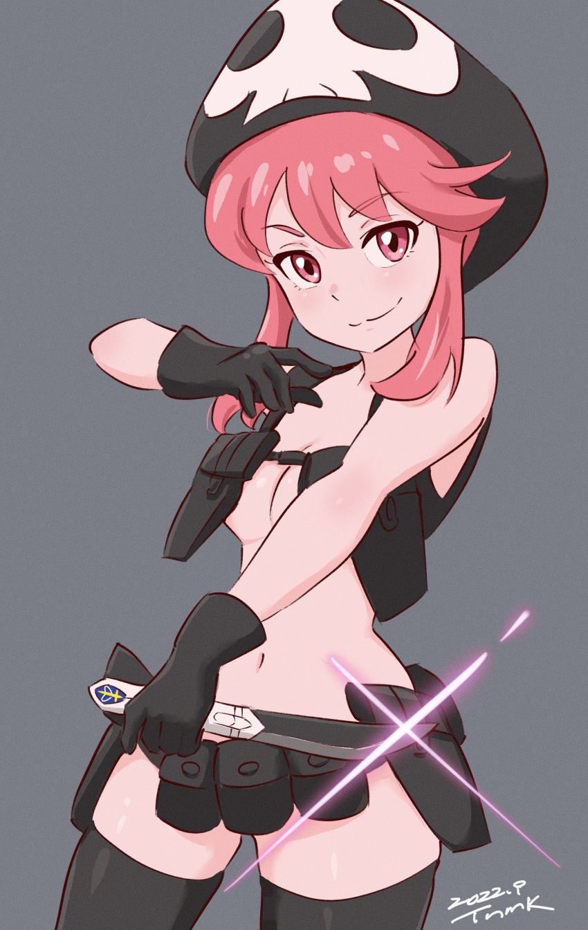 1girl :3 absurdres artist_name bare_shoulders belt belt_pouch beret black_belt black_gloves black_headwear black_thighhighs breasts cleavage closed_mouth commentary cowboy_shot dated eyeshadow film_grain gloves grey_background hair_up hand_up harness hat highres holding holding_knife holding_weapon jakuzure_nonon kill_la_kill knife looking_at_viewer makeup navel nudist_beach_uniform pink_eyeshadow pink_hair pouch revealing_clothes reverse_grip sidelocks signature skull_print small_breasts smile smirk solo sparkle standing symbol-only_commentary thick_eyebrows thighhighs tsunemoku underboob weapon