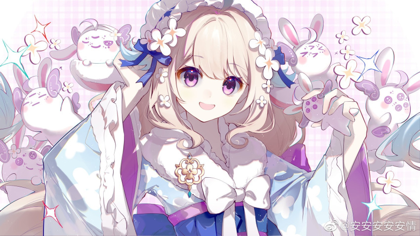 :d adjusting_hair aloupeep_(enna_alouette) anqing blonde_hair blue_kimono enna_alouette flower frilled_hairband frills fur-trimmed_kimono fur_trim hair_flower hair_ornament hairband hands_up highres japanese_clothes kimono long_hair nijisanji nijisanji_en pink_background purple_eyes smile sparkle virtual_youtuber weibo_logo weibo_username wide_sleeves