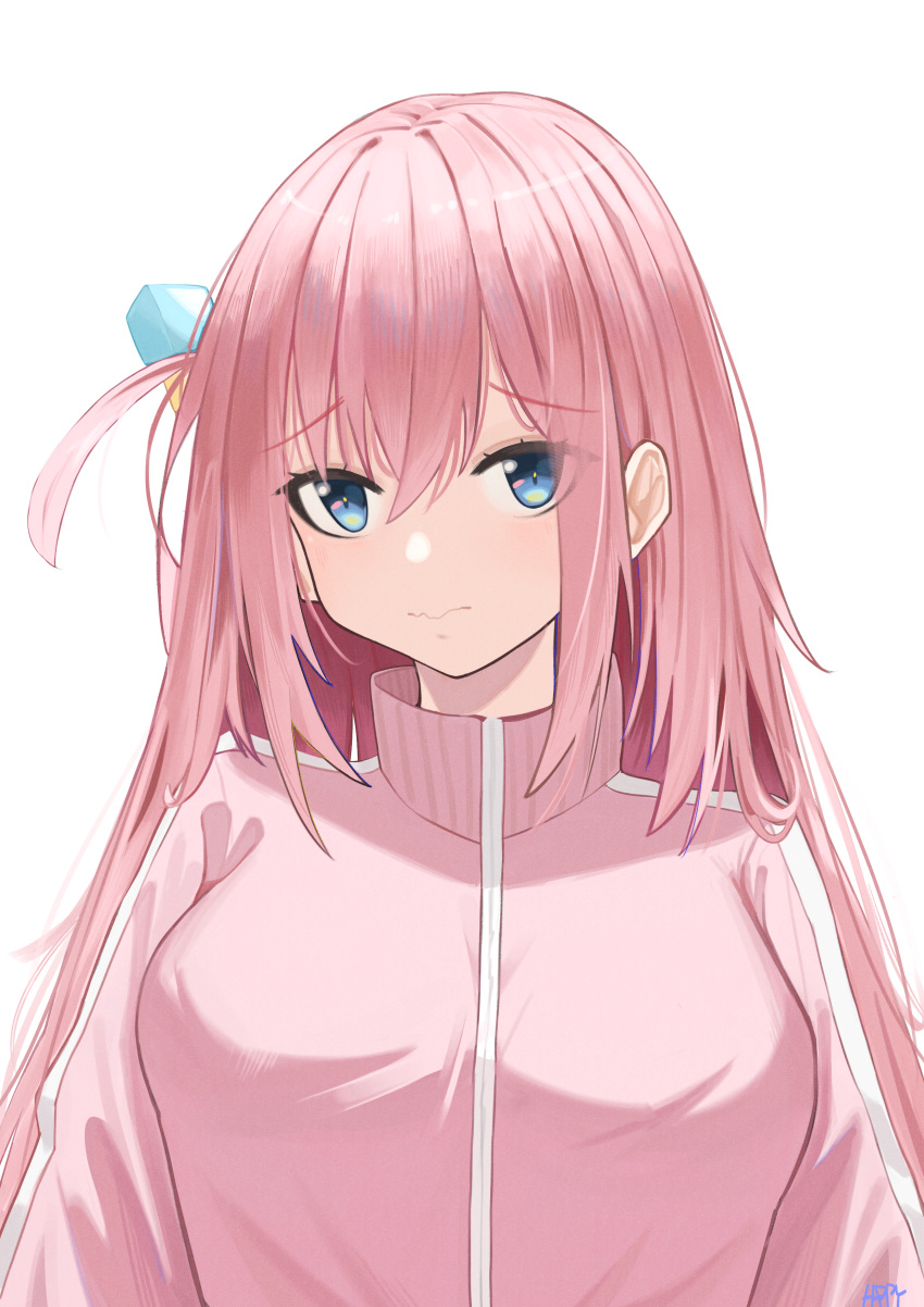 1girl absurdres blue_eyes blush bocchi_the_rock! breasts commentary_request cube_hair_ornament gotoh_hitori hair_between_eyes hair_ornament happy05x highres jacket large_breasts long_hair long_sleeves one_side_up pink_hair pink_jacket pink_track_suit side_ahoge simple_background solo