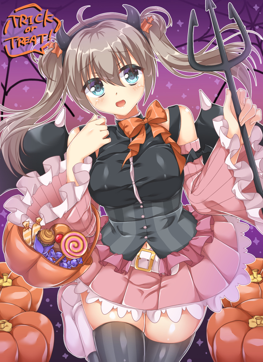 1girl ahoge aqua_eyes bare_shoulders basket bat_ornament black_shirt black_thighhighs blush bow breasts brown_hair candy commentary_request cosplay cowboy_shot demon_horns detached_sleeves double-parted_bangs eyes_visible_through_hair fake_horns food frilled_skirt frilled_sleeves frills hair_between_eyes halloween halloween_bucket hands_up head_tilt highres holding holding_basket holding_trident horns large_breasts looking_at_viewer miniskirt nicoseiga_45578174 official_alternate_costume official_alternate_hairstyle open_mouth orange_bow pink_skirt pink_sleeves pleated_skirt pumpkin purple_background sanoba_witch shiiba_tsumugi shirt shy simple_background skirt sleeveless sleeveless_shirt smile solo speech_bubble standing standing_on_one_leg thighhighs thighs trick_or_treat twintails white_footwear wide_sleeves zettai_ryouiki