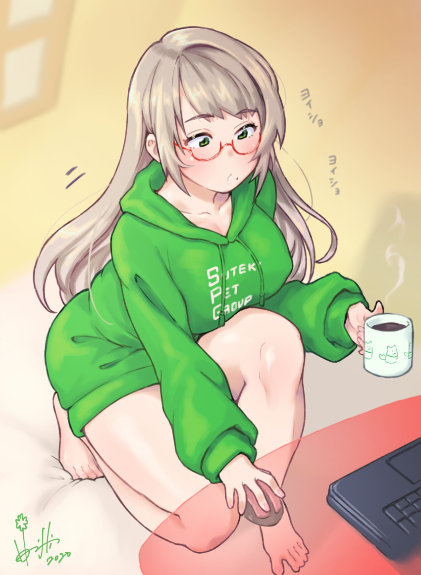 1girl bare_legs barefoot blurry blurry_background breasts cleavage closed_mouth collarbone commentary_request computer cup dated depth_of_field eyelashes feet full_body glasses green_hoodie highres hinamizawa_kurumi holding holding_mouse_(computer) hood hood_down hoodie hori_shin laptop large_breasts legs light_brown_hair long_hair long_sleeves mole mole_under_mouth mouse_(computer) mug pygmalion._(group) red-framed_eyewear shiny_skin sidelocks signature solo sound_effects squatting steam swept_bangs thighs toes virtual_youtuber