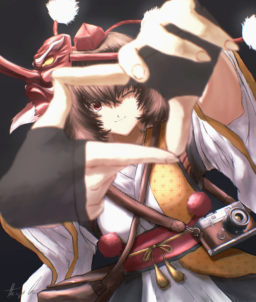 1girl absurdres bag black_background breasts brown_hair camera closed_mouth dutch_angle finger_frame hair_between_eyes handbag hat highres japanese_clothes kimono kourindou_tengu_costume long_sleeves looking_at_viewer mask medium_breasts obi official_alternate_costume one_eye_closed oubachiago pom_pom_(clothes) procreate_(medium) red_eyes red_headwear sash shameimaru_aya short_hair signature simple_background smile solo tengu_mask tokin_hat touhou upper_body white_kimono wide_sleeves