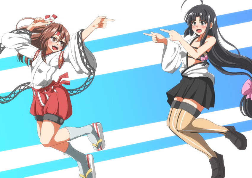 2girls ahoge bandeau black_footwear black_hair black_hakama black_skirt brown_eyes brown_hair brown_thighhighs full_body hadanugi_dousa hakama hakama_short_skirt hakama_shorts hakama_skirt headband highres japanese_clothes kantai_collection kimono loafers long_hair looking_at_viewer low-tied_long_hair multiple_girls open_clothes open_kimono pointing pointing_at_another ponytail red_shorts sandals shoes shorts shouhou_(kancolle) skirt smile socks sosorin striped_headband thighhighs white_socks wide_sleeves zuihou_(kancolle)