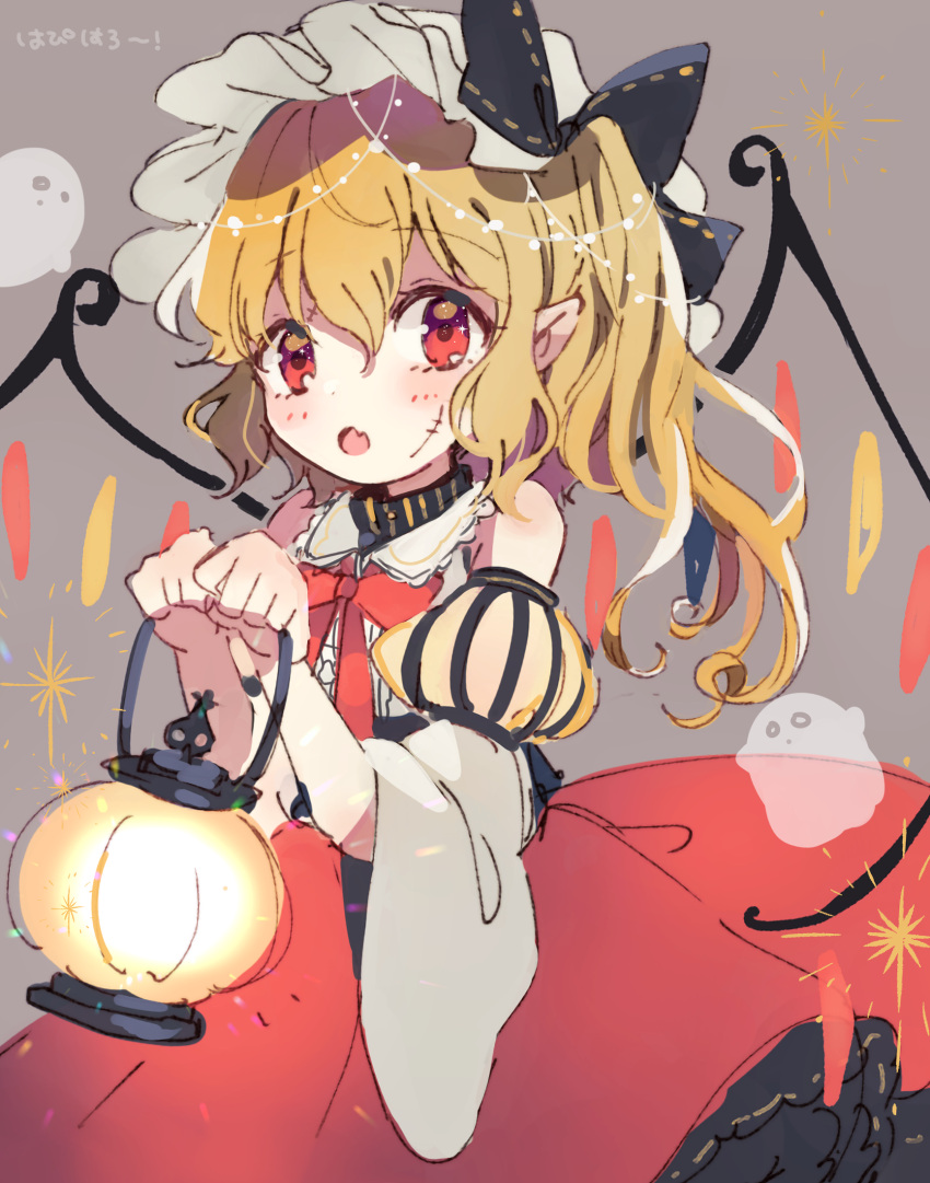 1girl adapted_costume blonde_hair bow bowtie center_frills collared_shirt cowboy_shot detached_sleeves fake_scar fang flandre_scarlet frills grey_background hair_between_eyes halloween hat highres looking_at_viewer medium_hair mob_cap multicolored_wings nig_18 one_side_up open_mouth petticoat pointy_ears red_bow red_bowtie red_eyes red_skirt shirt simple_background skin_fang skirt sleeveless sleeveless_shirt solo touhou trick_or_treat white_headwear white_shirt wide_sleeves wings