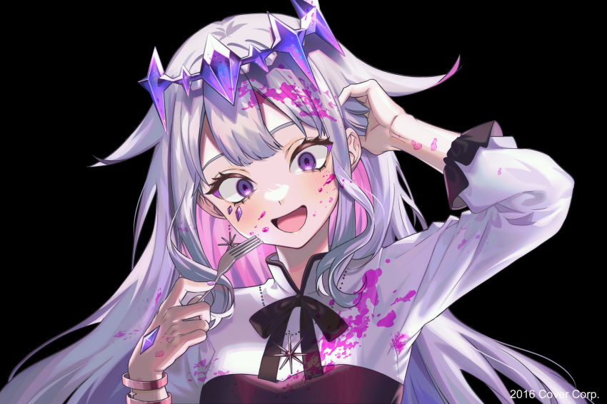 1girl bracelet colored_inner_hair crazy_eyes crazy_smile crown earrings fork grey_hair hair_between_eyes hair_flaps hand_in_own_hair highres holding holding_fork hololive hololive_english jewelry koseki_bijou long_hair looking_at_viewer multicolored_hair necklace open_mouth purple_eyes shirt sidelocks smile splatter stained_clothes star_(symbol) star_earrings star_necklace virtual_youtuber white_shirt yunnies