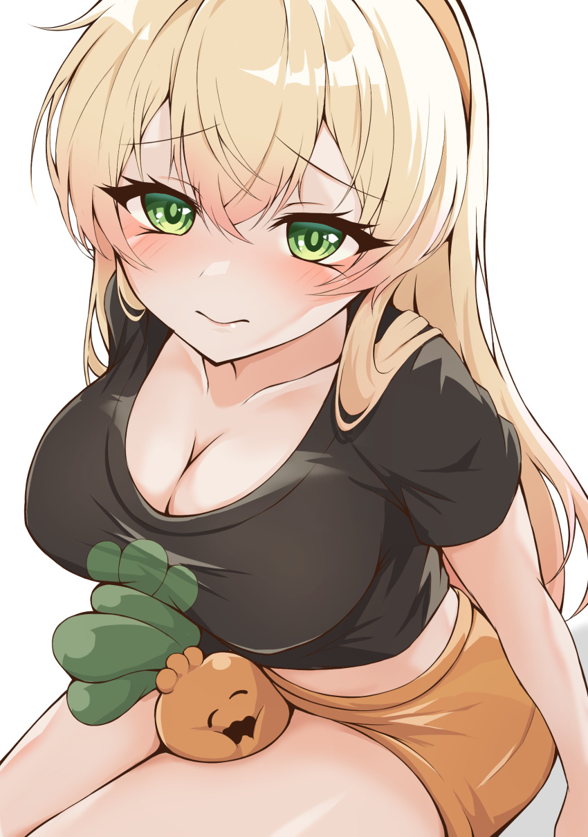 1girl absurdres between_thighs black_shirt blonde_hair blush breasts cleavage closed_mouth collarbone crossed_bangs from_above gradient_hair green_eyes hair_between_eyes hairband highres hololive iikiroro large_breasts long_hair looking_at_viewer midriff_peek momosuzu_nene multicolored_hair nekko_(momosuzu_nene) orange_shorts scoop_neck shirt short_sleeves shorts simple_background sitting taut_clothes taut_shirt virtual_youtuber