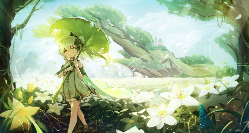 1girl absurdres asymmetrical_hair bracelet cape commentary cross-shaped_pupils dress flower genshin_impact giant_tree gold_trim green_cape green_eyes hair_ornament highres holding holding_leaf jewelry leaf leaf_umbrella looking_at_viewer lpleader nahida_(genshin_impact) outdoors scenery side_ponytail sky solo symbol-shaped_pupils tree white_dress white_flower white_hair wide_shot