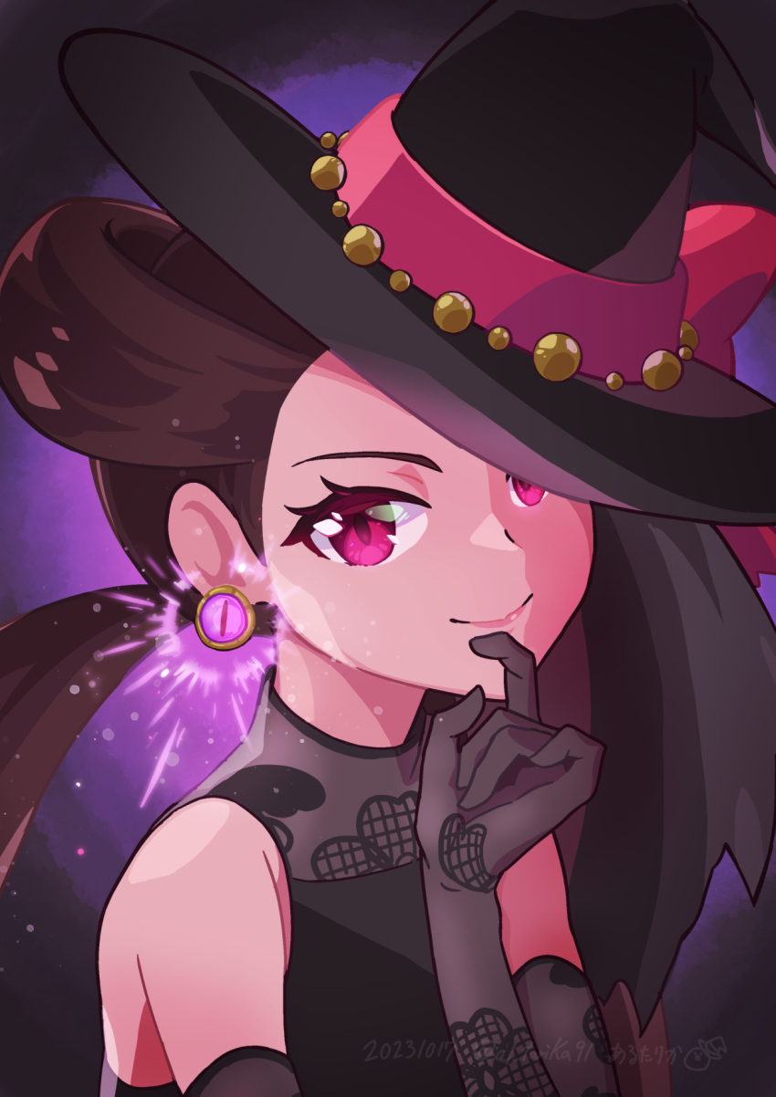1girl arutarika_(ri_kaoekaki) bare_shoulders black_headwear brown_hair dated dress earrings finger_to_own_chin gloves glowing glowing_earrings hat highres jewelry long_hair looking_at_viewer official_alternate_costume pokemon pokemon_(game) pokemon_masters_ex red_eyes roxanne_(fall_2023)_(pokemon) roxanne_(pokemon) sleeveless sleeveless_dress smile solo upper_body witch_hat