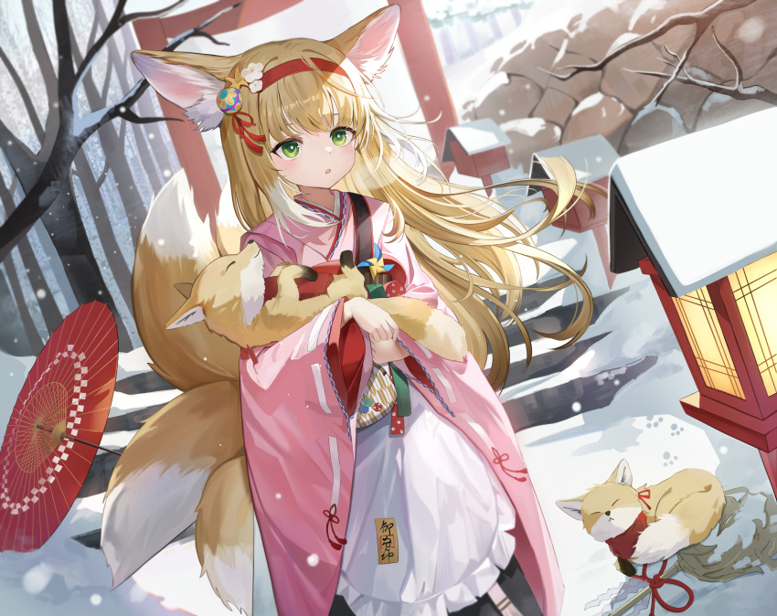 1girl :o animal animal_ear_fluff animal_ears apron architecture arknights bare_tree blonde_hair chinese_commentary coin_purse commentary dutch_angle east_asian_architecture feet_out_of_frame flower fox fox_ears fox_girl fox_tail frilled_apron frills green_eyes hair_flower hair_ornament hairband highres holding holding_animal iino_(isnyong) japanese_clothes kimono kitsune kyuubi long_hair long_sleeves multicolored_hair multiple_tails official_alternate_costume oil-paper_umbrella outdoors parted_lips pink_kimono pinwheel red_hairband red_umbrella snow solo suzuran_(arknights) suzuran_(yukibare)_(arknights) tail tassel tassel_hair_ornament tree two-tone_hair umbrella waist_apron white_apron white_hair wide_sleeves winter yagasuri