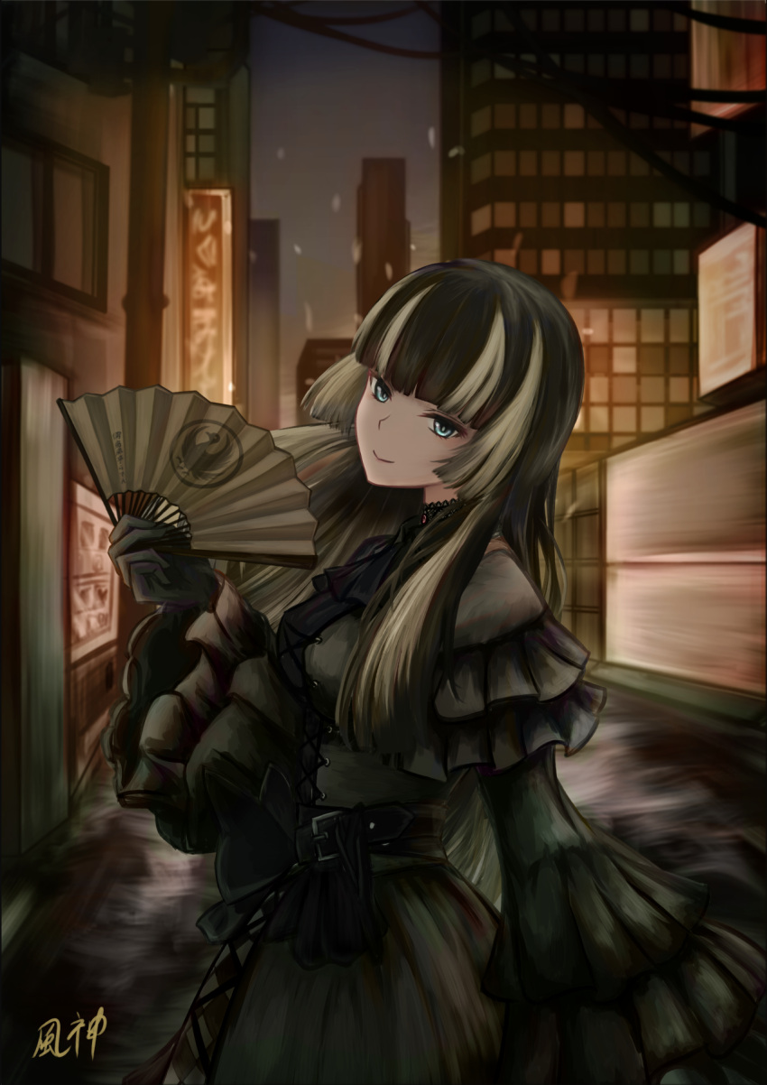 1girl ascot belt black_ascot black_belt black_gloves black_hair blonde_hair blue_eyes choker cityscape cross-laced_clothes cross-laced_dress dress folding_fan fuugami gloves green_dress hand_fan highres holding holding_fan hololive hololive_dev_is juufuutei_raden lace lace_choker multicolored_hair red_brooch signature solo streaked_hair virtual_youtuber
