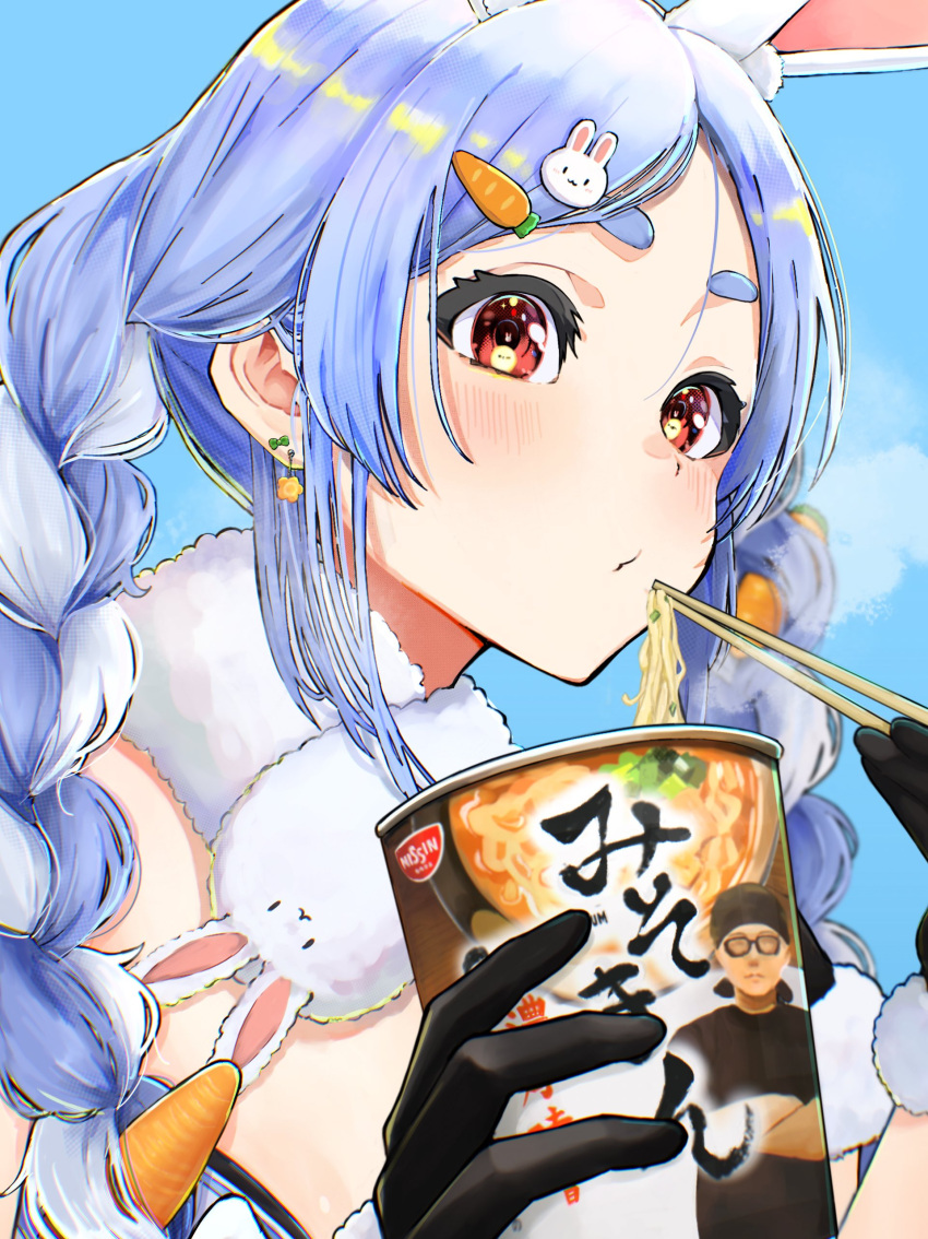 1girl absurdres animal_ear_fluff animal_ears arm_garter artist_name black_gloves black_leotard blowing_on_food blue_hair blush braid breasts carrot_earrings carrot_hair_ornament chopsticks cleavage commentary cup_ramen don-chan_(usada_pekora) dress earrings eating food-themed_earrings food-themed_hair_ornament from_side fur-trimmed_gloves fur_trim gloves hair_ornament hairclip highres hikakin hikakin_(person) holding holding_chopsticks hololive jewelry leotard leotard_under_clothes light_blue_hair long_hair looking_at_viewer multicolored_hair nissin oonouni parted_bangs product_placement puckered_lips rabbit-shaped_pupils rabbit_ears rabbit_hair_ornament red_eyes sidelocks simple_background small_breasts solo steam strapless strapless_dress symbol-only_commentary symbol-shaped_pupils thick_eyebrows twin_braids twintails two-tone_hair upper_body usada_pekora usada_pekora_(1st_costume) virtual_youtuber white_dress white_hair