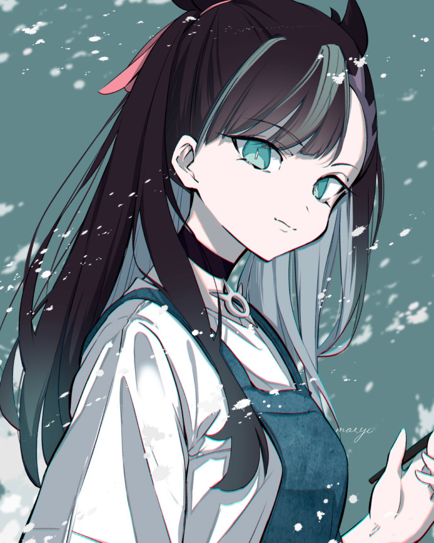 1girl artist_name asymmetrical_bangs black_choker black_hair blunt_bangs choker dot_nose green_background green_eyes highres long_hair looking_at_viewer marie_(pixiv59672544) marnie_(pokemon) pokemon pokemon_(game) pokemon_swsh shirt signature snowing solo white_shirt