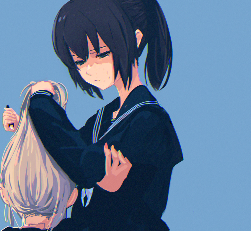 2girls arm_grab black_eyes black_hair black_sailor_collar black_serafuku black_shirt blue_background boxcutter closed_mouth commentary from_side grabbing_another's_hair gradient_hair green_nails grey_hair hair_between_eyes hair_intakes half-closed_eyes higemu highres holding holding_another's_arm holding_boxcutter holding_hair holding_weapon imminent_injury long_hair looking_at_another multicolored_hair multicolored_nails multiple_girls nail_polish orange_nails original ponytail red_nails red_pupils sailor_collar school school_uniform serafuku shirt sidelocks simple_background weapon white_hair