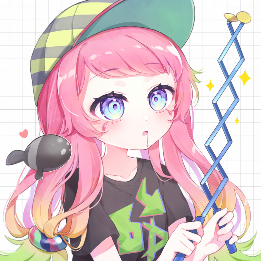 1girl :o baseball_cap black_shirt blush collarbone commentary_request drooling eyelashes fish gradient_hair green_hair grid_background hands_up harmony's_clownfish_(splatoon) harmony_(splatoon) hat heart highres holding long_hair low-tied_long_hair low_twintails multicolored_hair nemuri_(nemu729o) nintendo_ultra_hand open_mouth orange_hair pink_hair print_shirt purple_eyes shirt short_sleeves sidelocks simple_background solo sparkle splatoon_(series) splatoon_3 striped striped_headwear swept_bangs t-shirt twintails upper_body white_background