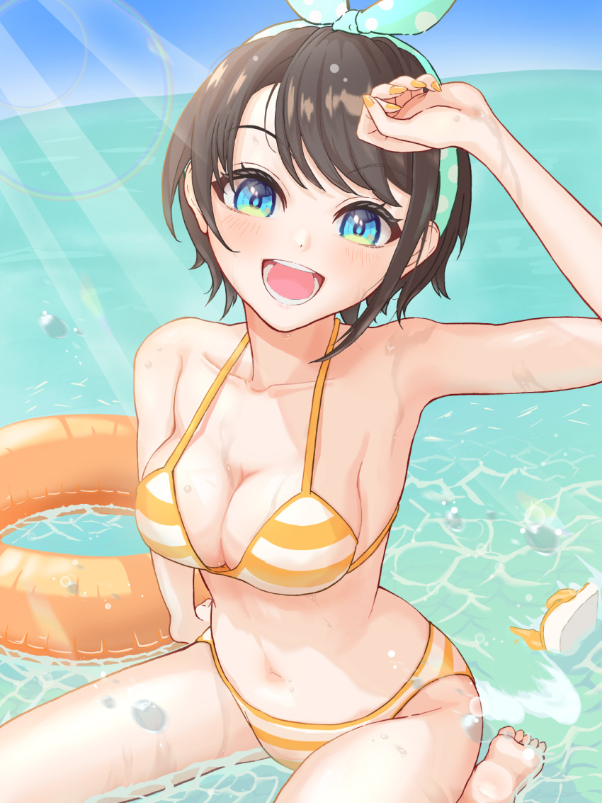 1girl barefoot bikini black_hair blue_eyes blue_hairband blue_sky breasts cleavage cloud day hairband hareteruya highres hololive innertube light_rays medium_breasts oozora_subaru outdoors polka_dot_hairband shoes shoes_removed short_hair sitting sky solo striped striped_bikini sunbeam sunlight swimsuit virtual_youtuber wariza yellow_bikini