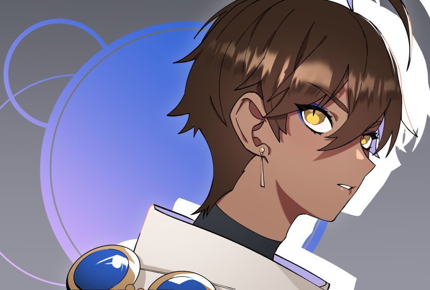 1boy absurdres blue_eyeliner brown_hair dabin dark-skinned_male dark_skin drop_shadow earrings eyelashes fate/grand_order fate_(series) grey_background hair_between_eyes highres jewelry male_focus ozymandias_(fate) short_hair slit_pupils solo upper_body yellow_eyes