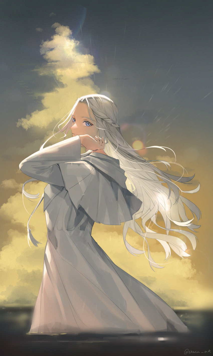 1girl absurdres blue_eyes braid capelet cloud commentary cowboy_shot evening final_fantasy final_fantasy_xiv floating_hair forehead from_side gradient_sky grey_capelet grey_hair grey_robe half_updo hand_up highres hood hood_down hooded_capelet horizon lens_flare long_hair long_sleeves looking_at_viewer matjip robe signature single_braid sky smile solo standing symbol-only_commentary tassel twitter_username venat_(ff14) wading water wavy_hair yellow_sky