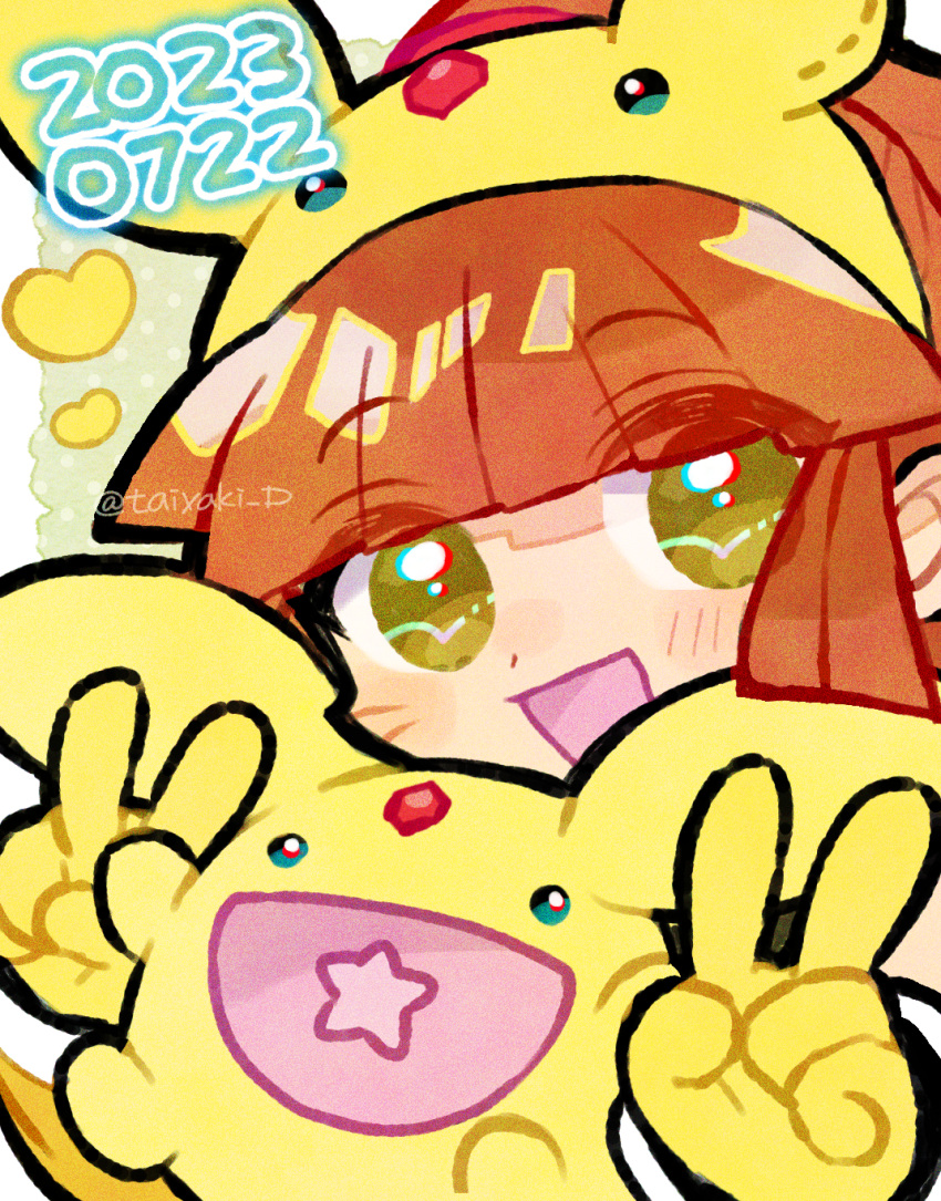 1girl arle_nadja brown_eyes brown_hair carbuncle_(puyopuyo) carbuncle_(puyopuyo)_(cosplay) character_hat cosplay dated doradorakingyo double_v forehead_jewel gloves heart highres looking_at_viewer open_mouth puyopuyo puyopuyo_quest star_in_mouth twitter_username v yellow_gloves yellow_headwear