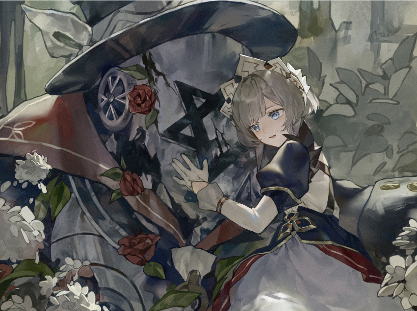 1girl blue_eyes dress flower frilled_sleeves frills garden genshin_impact gloves gold_trim grey_hair hand_up hat headdress highres leaf open_mouth puffy_short_sleeves puffy_sleeves red_flower red_rose robot rose sandrone_(genshin_impact) short_sleeves sidelocks sitting smile top_hat white_flower white_gloves xuemen