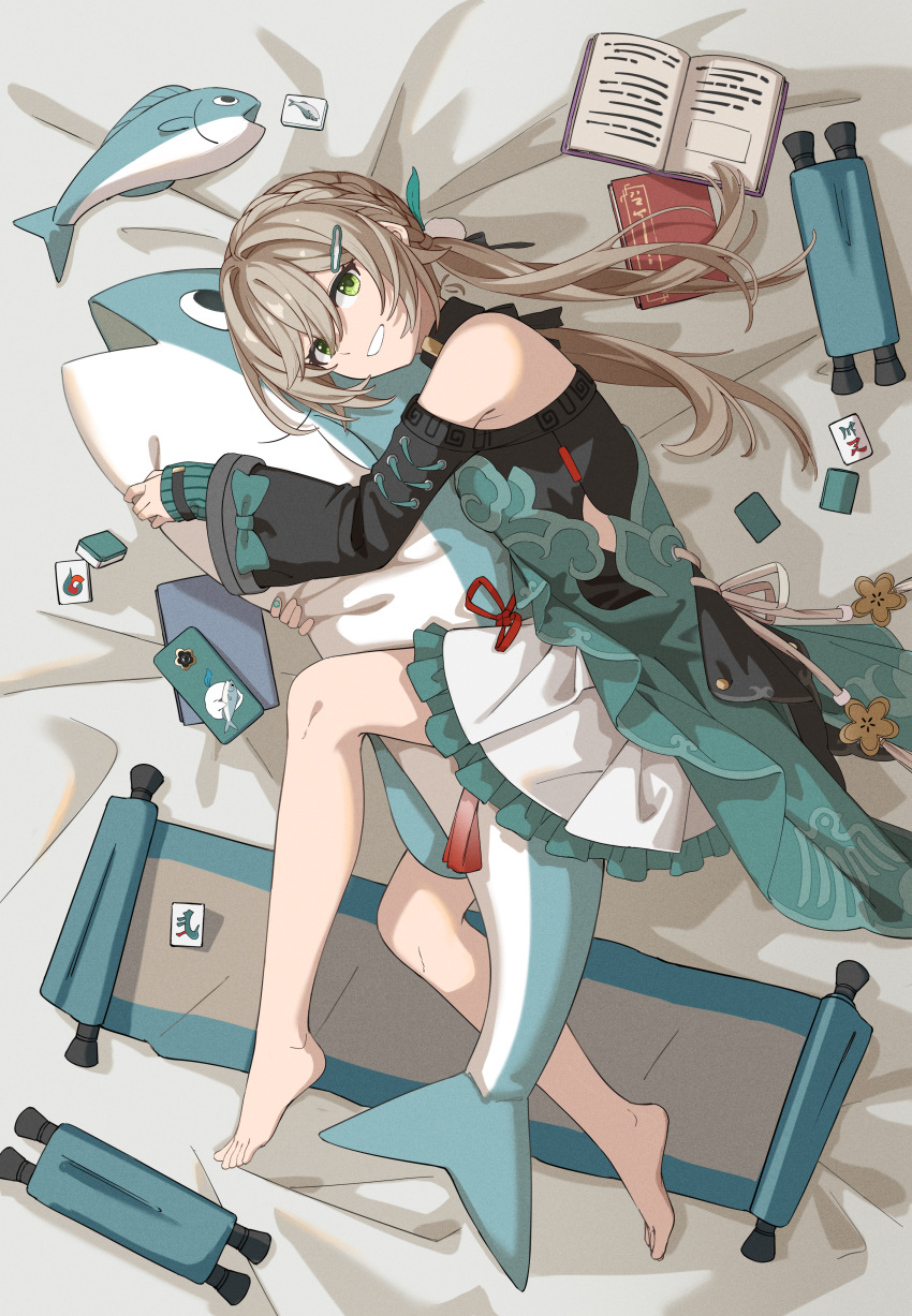 1girl absurdres bare_shoulders barefoot book cellphone chinese_commentary clothing_cutout green_eyes grin hair_ornament hairclip highres honkai:_star_rail honkai_(series) layered_clothes light_brown_hair low_twintails lying mahjong mahjong_tile man_ge nail_polish object_hug on_bed on_side open_book phone qingque_(honkai:_star_rail) scroll shoulder_cutout skirt smartphone smile solo stuffed_animal stuffed_fish stuffed_toy tassel twintails wide_sleeves