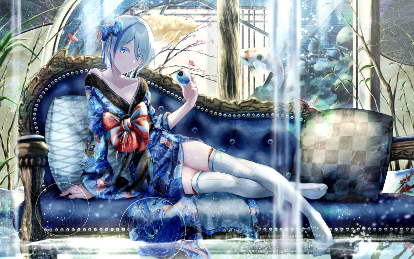 1girl absurdres bangs blue_bow blue_eyes blue_hair blue_kimono bow collarbone fish hair_between_eyes hair_bow highres indoors japanese_clothes kimono looking_at_viewer medium_hair meen_(ouaughikepdvrsf) obi original red_bow sash sitting solo thighhighs water white_thighhighs