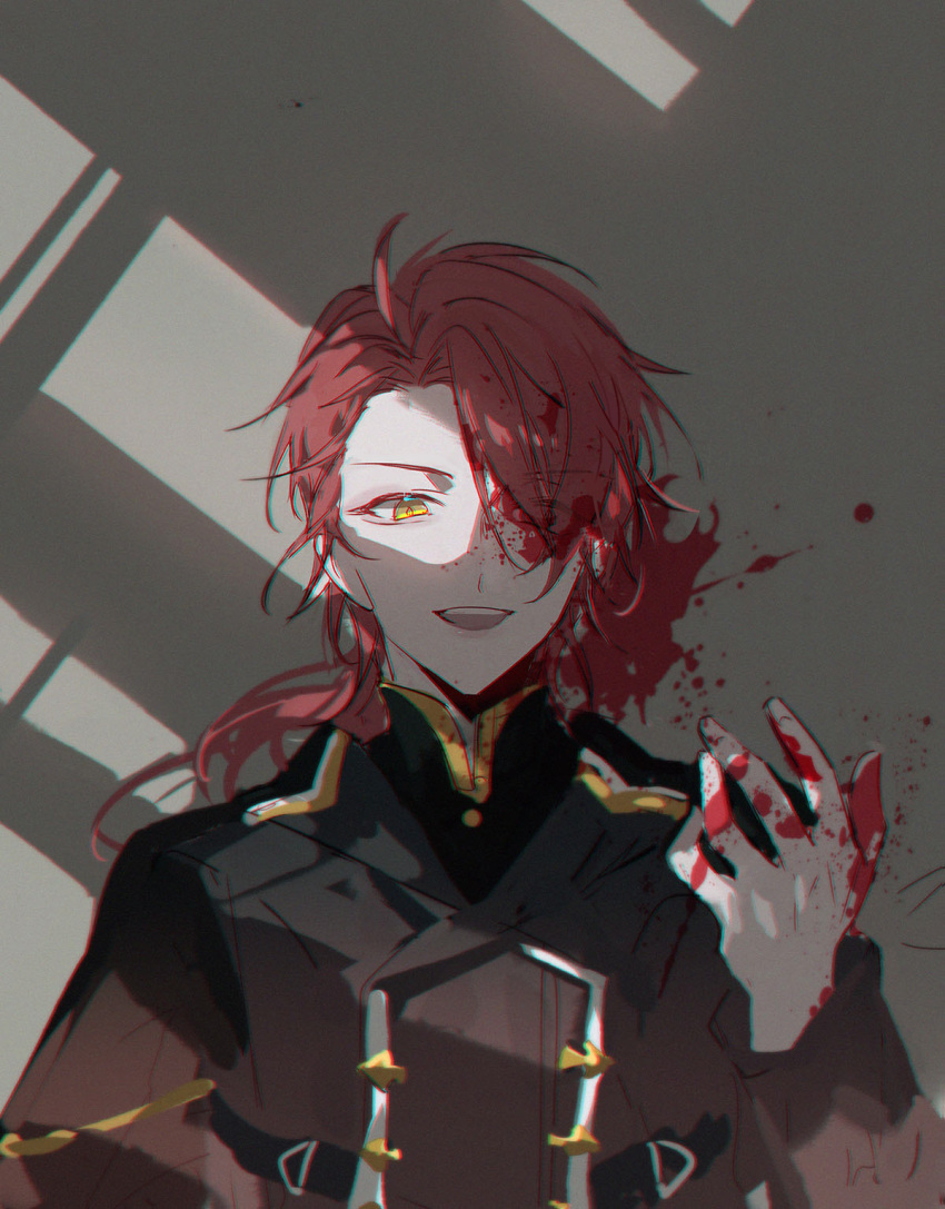 1boy black_shirt blood cain_knightley gloves hair_over_one_eye highres hitokoto long_hair long_sleeves low_ponytail mahoutsukai_no_yakusoku male_focus one_eye_covered open_mouth red_hair shirt smile solo teeth white_gloves yellow_eyes