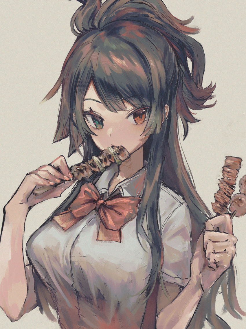 1girl absurdres black_hair bow bowtie breasts collared_shirt eating food green_eyes grey_background heterochromia highres holding holding_food holding_skewer large_breasts long_hair looking_at_viewer multicolored_hair nataro_1116 original red_bow red_bowtie red_eyes red_hair shirt simple_background skewer solo upper_body white_shirt