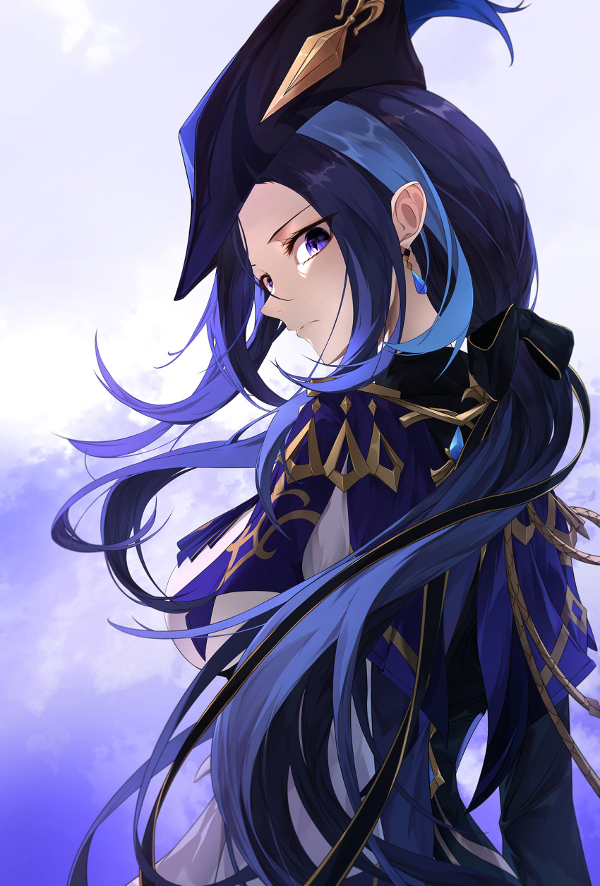 1girl black_hair blue_hair blue_headwear breasts cape clorinde_(genshin_impact) from_behind genshin_impact hat hat_feather highres jewelry long_hair looking_at_viewer looking_back purple_eyes seydlitz_art simple_background solo