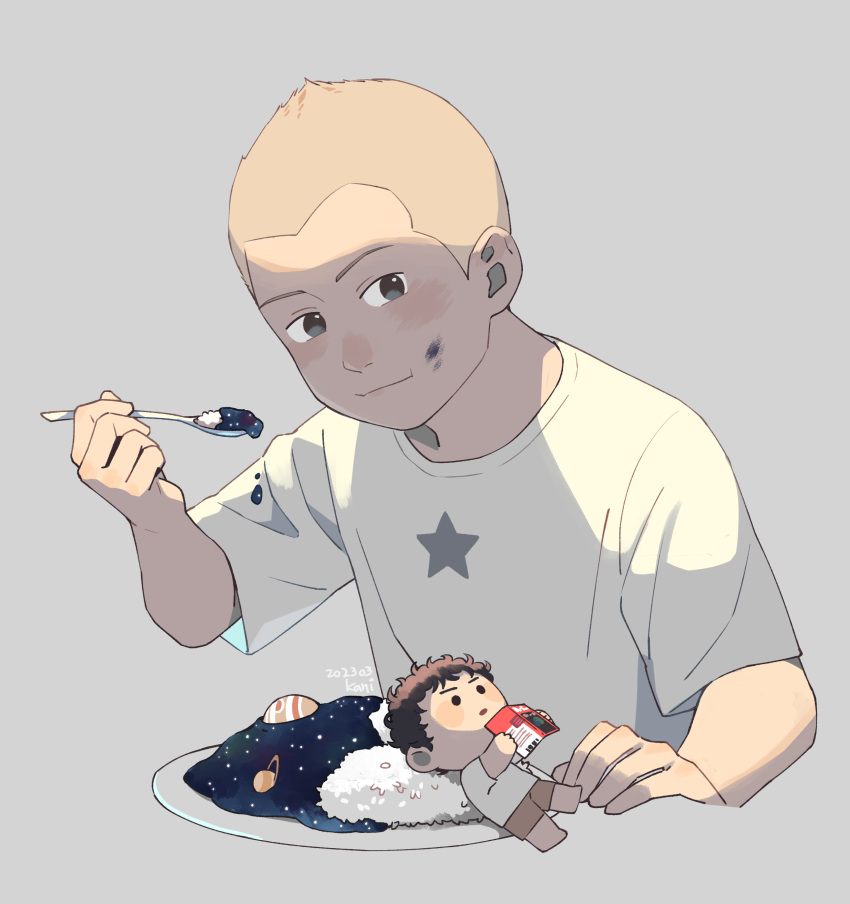 1boy absurdres black_eyes blush character_doll chibi curry curry_rice dated eating food grey_background highres kani6850 light_brown_hair nanba_hibito nanba_mutta rice shirt short_hair simple_background solo spoon t-shirt uchuu_kyoudai white_shirt