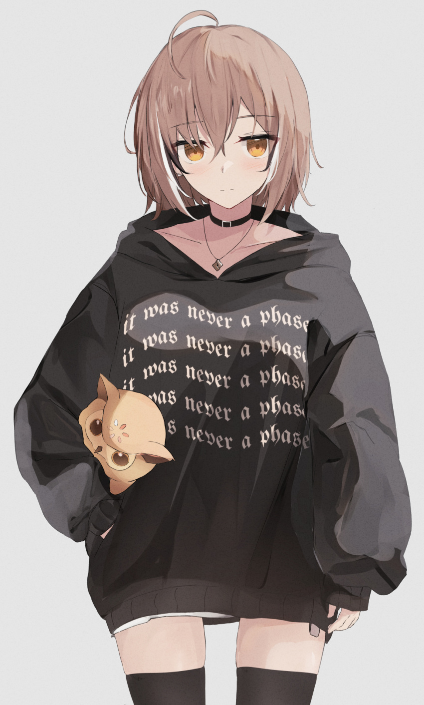 1girl black_choker black_hair black_hoodie black_thighhighs blonde_hair choker clothes_writing collarbone english_text grey_background highres hololive hololive_english hood hood_down hoodie jewelry long_sleeves multicolored_hair nanashi_mumei necklace short_hair shuuzo3 simple_background sleeves_past_wrists solo stuffed_owl thighhighs two-tone_hair virtual_youtuber white_hair zettai_ryouiki