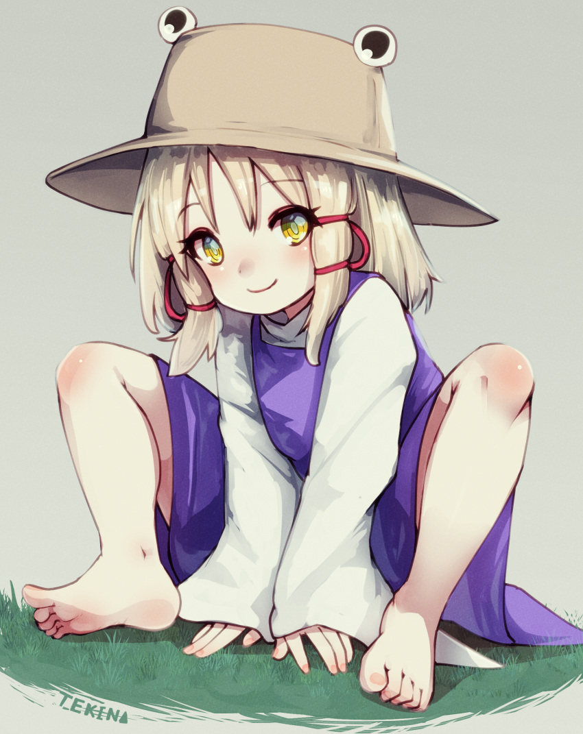 1girl artist_name bare_legs barefoot blonde_hair brown_headwear closed_mouth commentary_request feet fingernails full_body grass grey_background hair_between_eyes hair_ribbon hat highres long_sleeves looking_at_viewer medium_hair moriya_suwako nail_polish pink_nails purple_skirt purple_vest red_ribbon ribbon ringed_eyes shirt sidelocks simple_background sitting skirt skirt_set sleeves_past_wrists smile soles solo tekina_(chmr) toenail_polish toenails toes touhou vest white_shirt wide_sleeves yellow_eyes