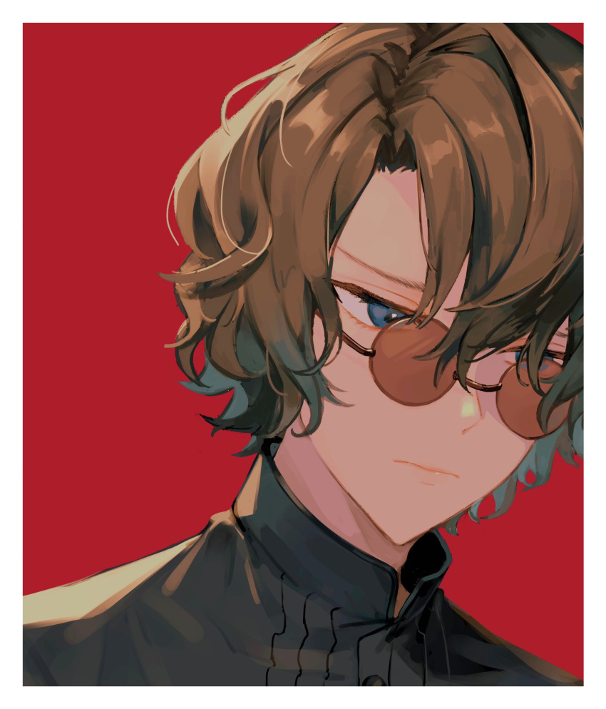 1boy black_shirt blue_eyes border brown_hair closed_mouth faust_lavinia glasses highres looking_to_the_side mahoutsukai_no_yakusoku male_focus piza-chan red_background shirt short_hair solo turtleneck wavy_hair white_border