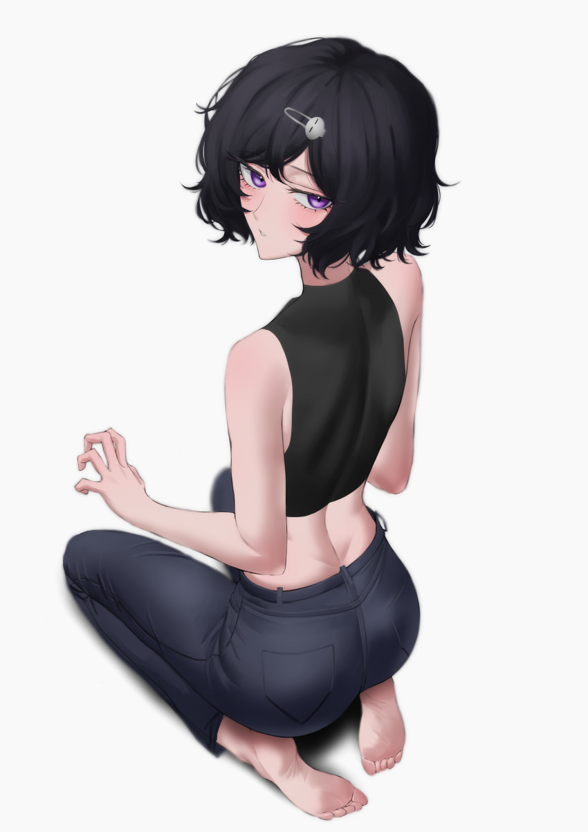 1other absurdres androgynous bare_arms barefoot black_hair black_pants black_tank_top from_behind full_body hair_ornament hairclip highres kneeling koha_(hlrqkqwd_2652) looking_at_viewer looking_back medium_hair midriff pants parted_lips purple_eyes simple_background soles steins;gate tank_top urushibara_ruka white_background
