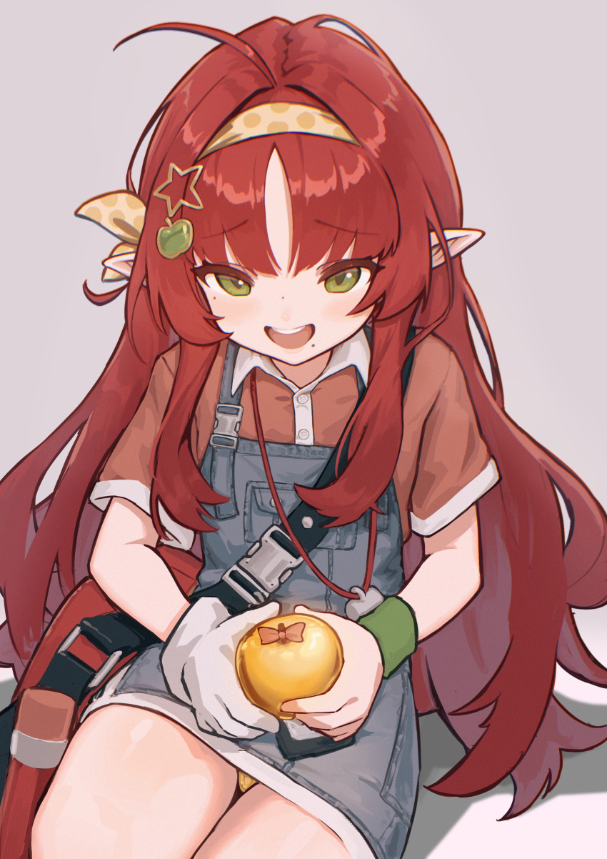 1girl absurdres alternate_costume apple apple_hair_ornament arknights bag blue_overalls chack520 chinese_commentary collared_shirt commentary_request denim denim_overalls food food-themed_hair_ornament fruit gloves golden_apple green_eyes grey_background hair_ornament hairband highres holding holding_food holding_fruit long_hair looking_at_viewer mole mole_under_eye mole_under_mouth myrtle_(arknights) open_mouth overall_skirt overalls panties pantyshot pointy_ears polka_dot_hairband red_bag red_hair red_shirt shirt short_sleeves shoulder_bag simple_background single_glove sitting solo star_(symbol) star_hair_ornament teeth underwear upper_teeth_only very_long_hair white_gloves yellow_hairband