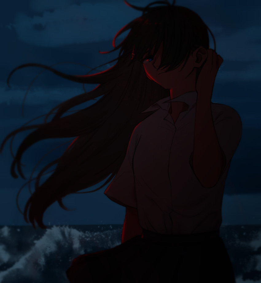 1girl alternate_costume beach black_hair black_skirt blue_eyes cloud cloudy_sky collared_shirt commentary cowboy_shot dark dress_shirt expressionless floating_hair hair_over_one_eye hair_tucking hand_up highres light_frown long_hair looking_at_viewer night nijisanji ocean one_eye_covered outdoors popped_collar sakuraki_riichi sea_spray shirt short_sleeves sidelighting skirt sky solo tsukino_mito virtual_youtuber waves white_shirt wind wind_lift